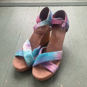 NWT Tom's Tie Dye Wedges Size 8